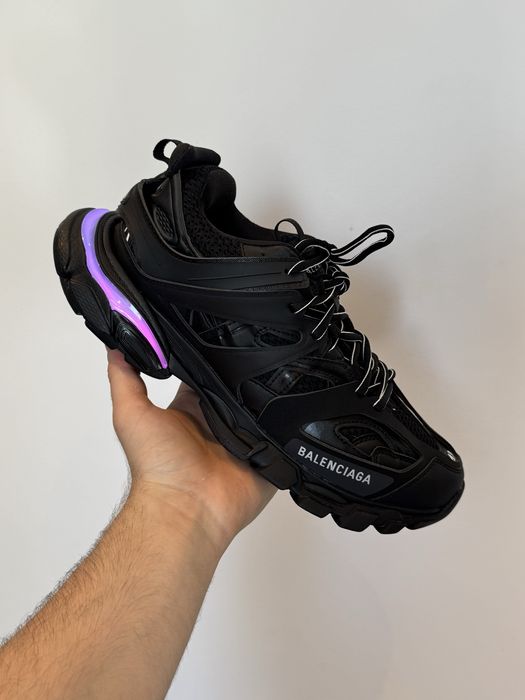 Adidasi secondhand purtati negrii