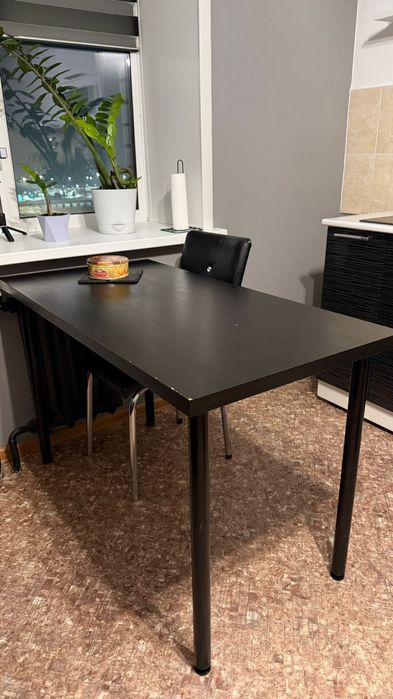 Стол с двумя стульями