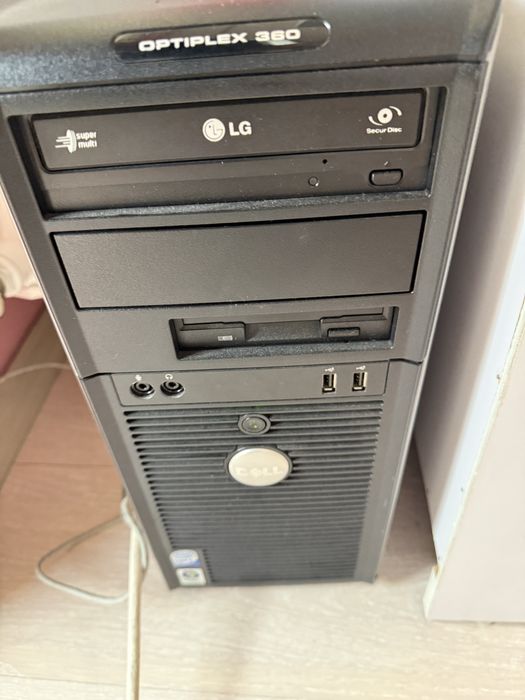 Компютър монитор клавиатура и колонки