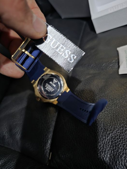 Часовник guess чисто нов