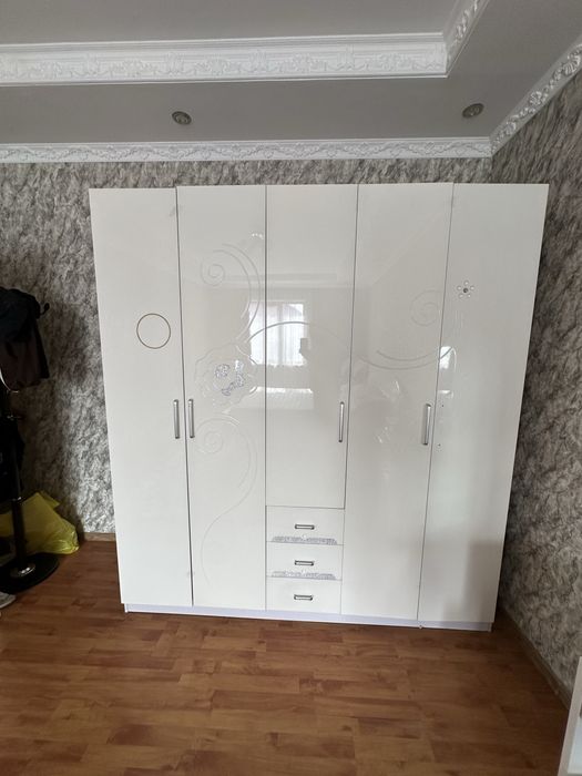 Продам итальянский гарнитур