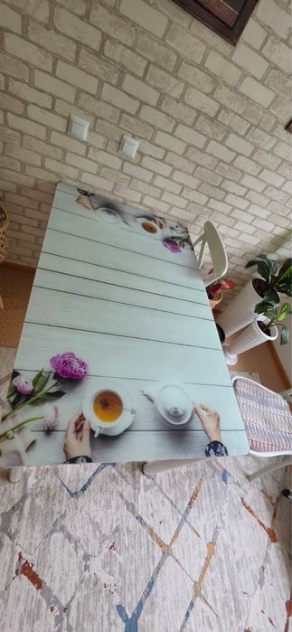 Стол для кухни в отличном состояний