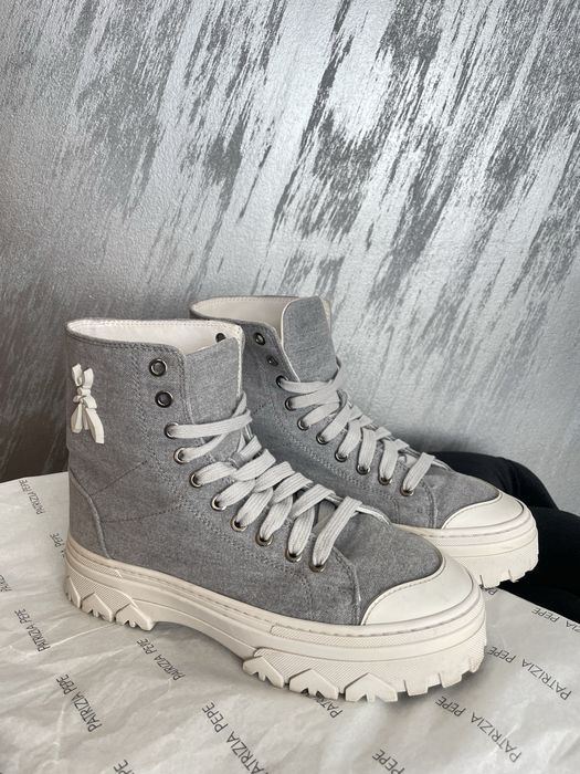 Боти Patrizia Pepe в сиво