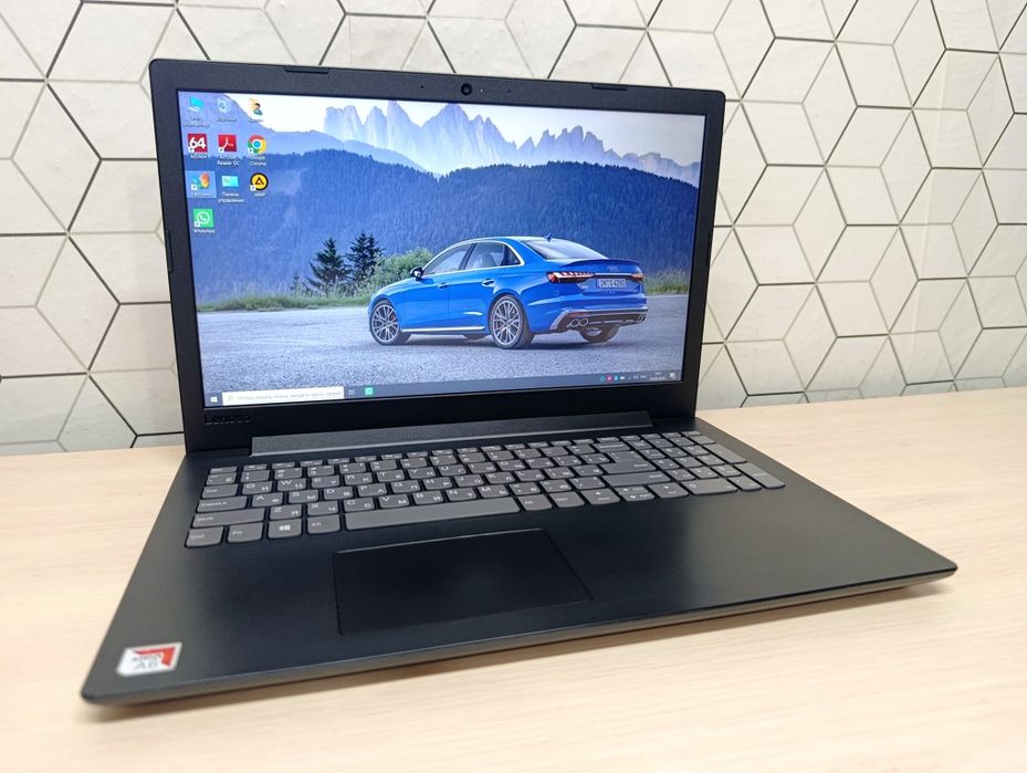 Брендовый ноутбук Lenovo в отличном состоянии в полном комплекте.