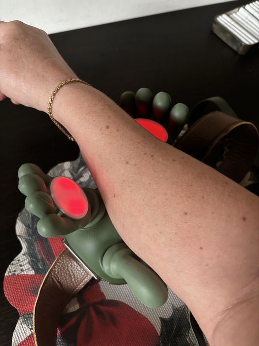 Aparat masaj gât & umeri – imită palmele umane, cu încălzire – nou