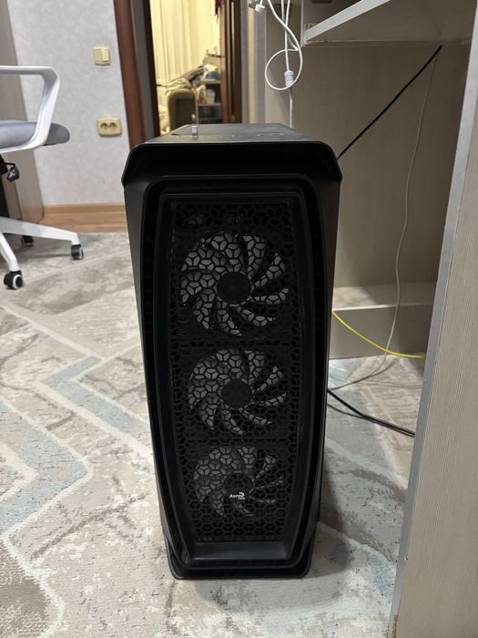 Продам игровой корпус AeroCool Aero One