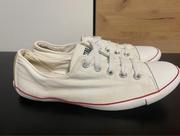Vând teniși converse