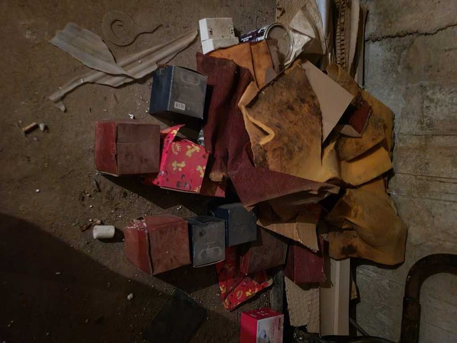 Все из подвала- банки,книги, принтер,коробки, доски и т.д