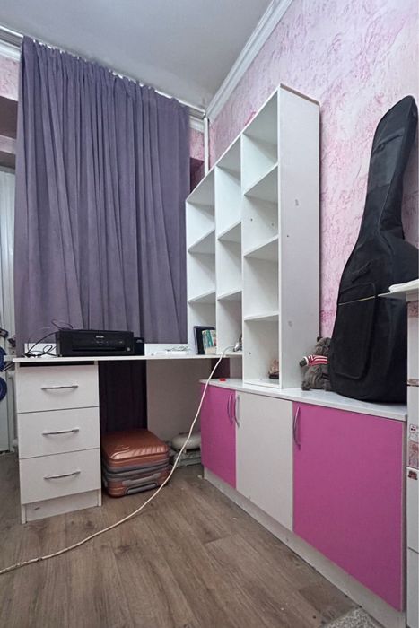 Робочий стол с полочками, шкафчиками