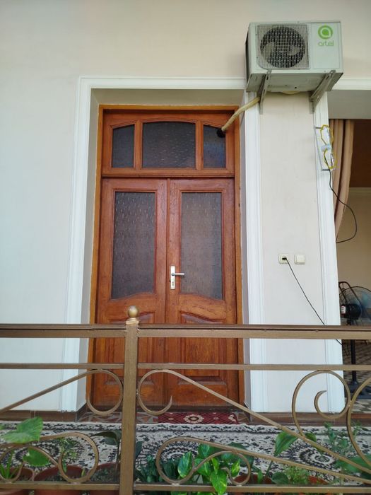 Деревяное окно и дверь