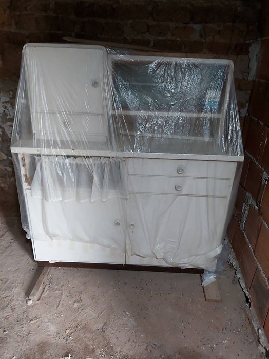 Продавам старинен бюфет