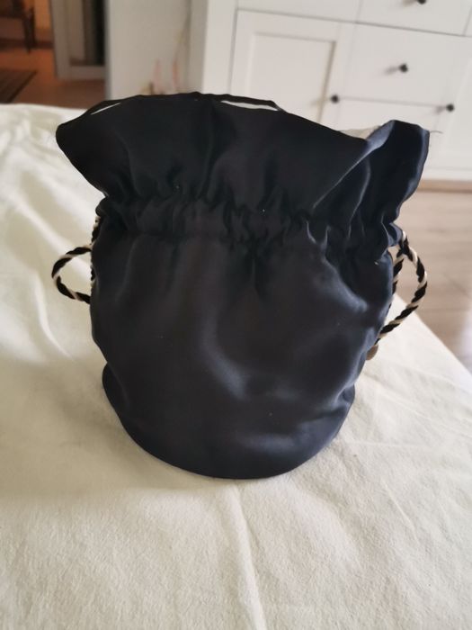 Продавам малка луксозна чантичка