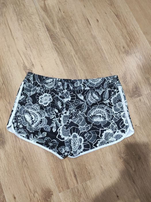 Pantaloni scurți de damă Adidas mărimea 38 M