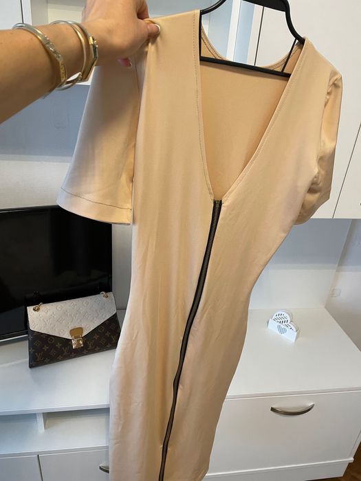 Рокли в бежово и червено