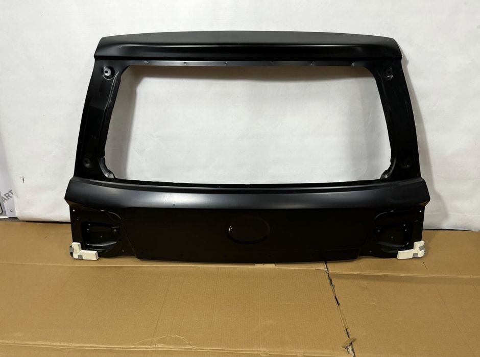 Крышка багажника вверх на Land Cruiser 200