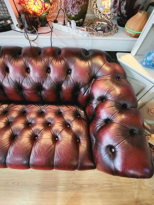 Кожен диван Chesterfield – тъмно бордо