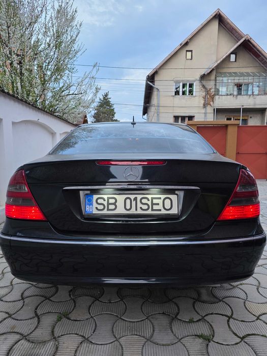Mercedes-Benz E220 CDI Avangarde – 2005 – Stare excelentă