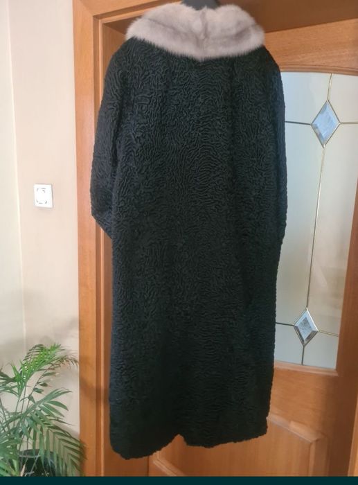 Blană naturală neagră cu guler de vulpe argintie.