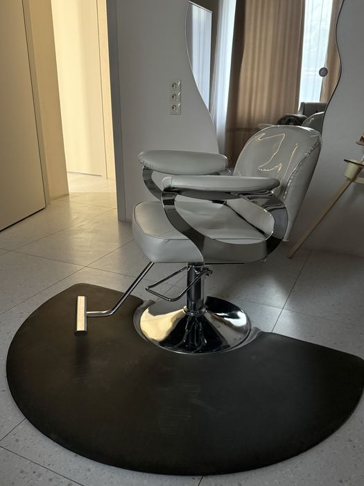 Парикмахерское кресло