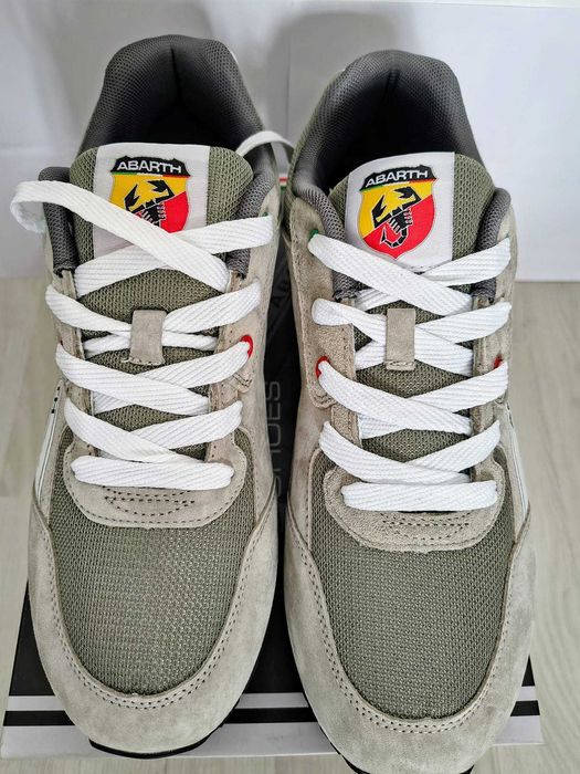 Vând 2 perechi pantofi sport Abarth, mărimea 43, în cutie originală.
