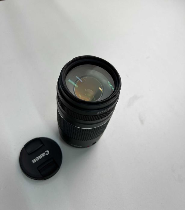 Obiectiv zoom Canon EF 75-300mm, deschidere f/4–5.6, versiunea III