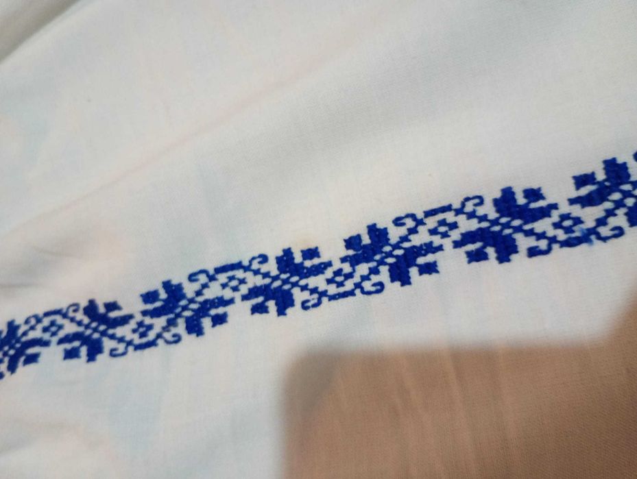 Rochie / ie traditionala romaneasca din Oltenia, veche, originala, tesatura din bumbac cu broderie, avand in jur de 100 ani