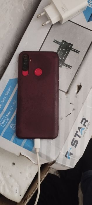 Realmi C3 32 xotirali telefon.
