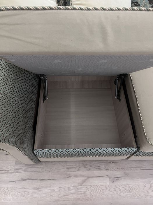 Диван с подушками