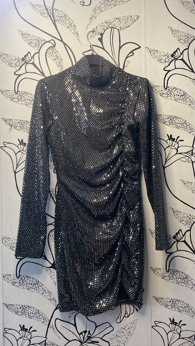 Елегантна черна рокля с пайети