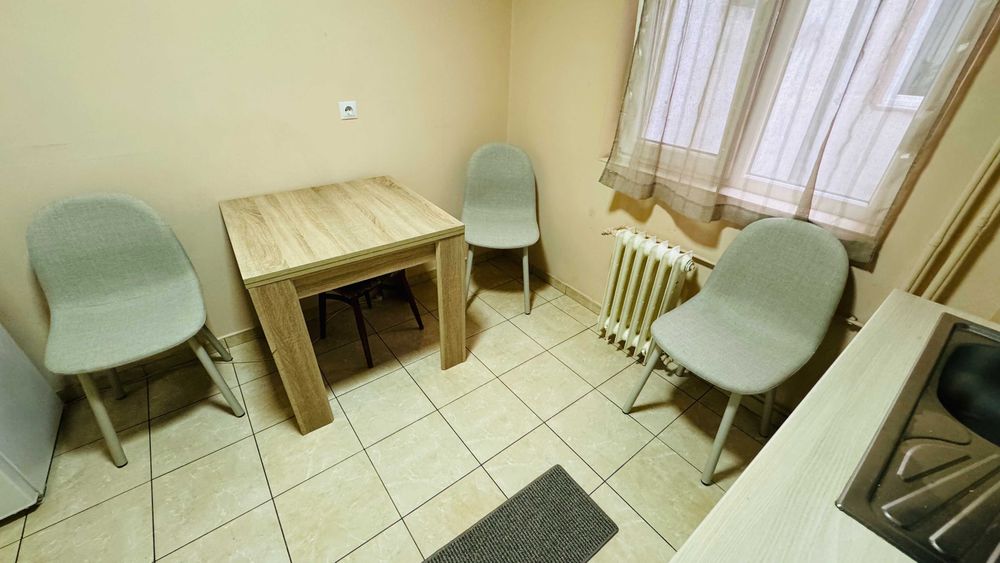 Inchiriez apartament 3 camere, decomandat, ultracentral, etaj 3/10 Bd. Magheru Oradea