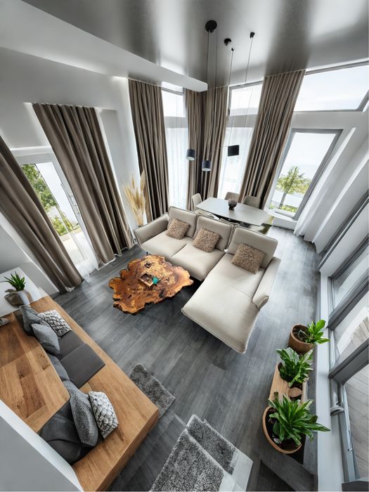 Маса от дърво и смола