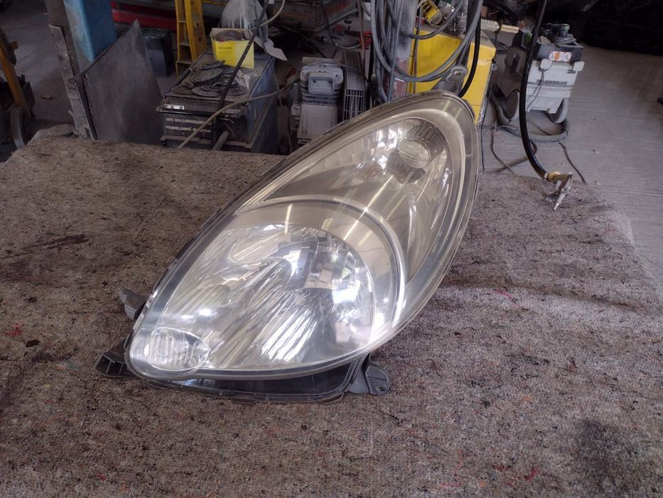 Toyota Yaris Verso ляв фар 2006-09