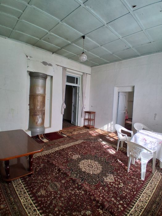 Продается дом в общем дворе.