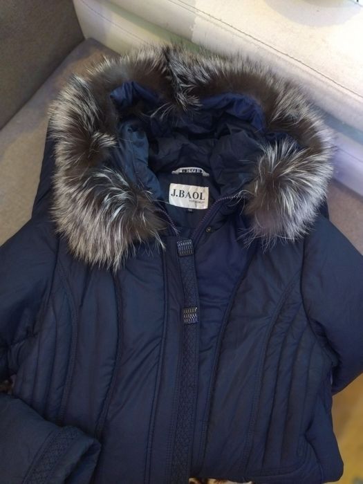 Продам Пуховик , женское велюровые платье размер 52-54.