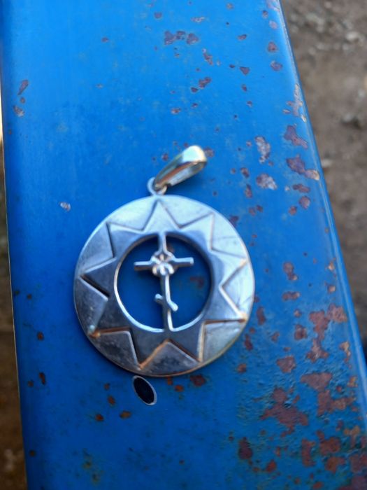 Продавам сребърен медальон
