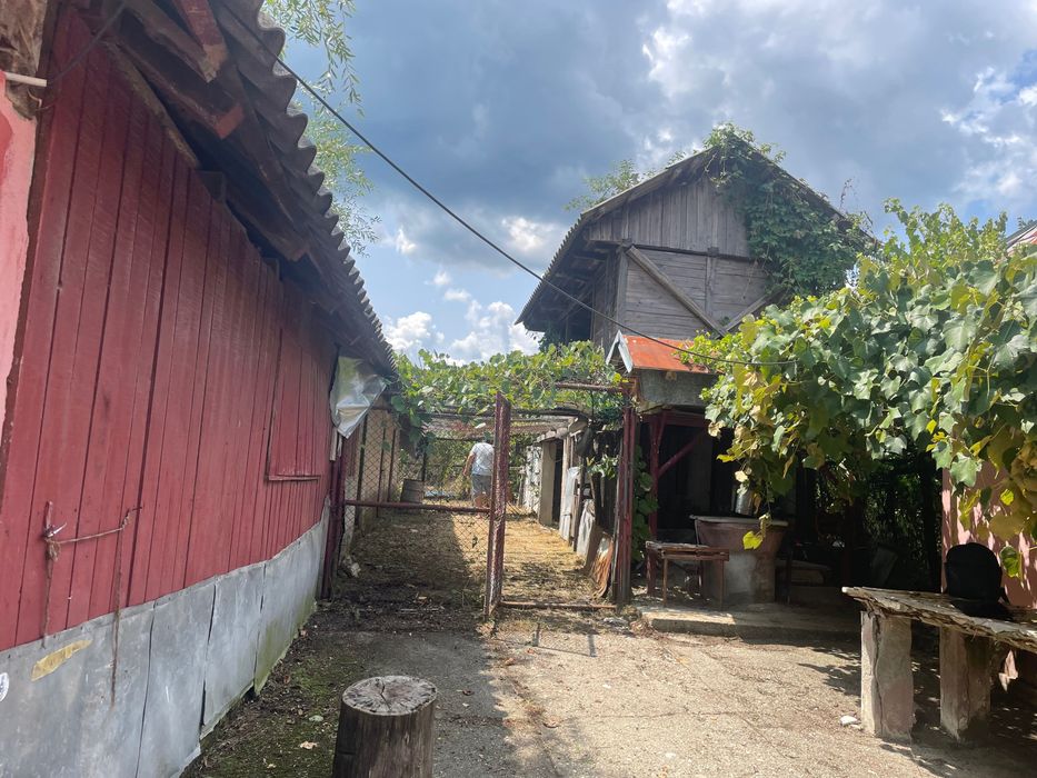 Vand casa intr-un sat din jud Valcea