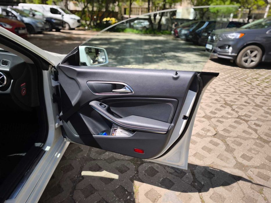 Продавам Mercedes-Benz CLA 200 в перфектно състояние!