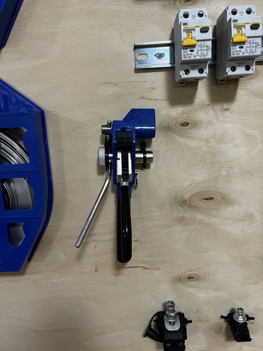 Инструмент для резки и натяжки стальной ленты