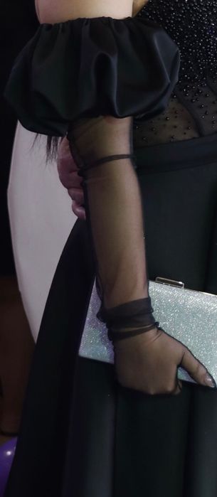 Черна рокля с перли и камъчета.