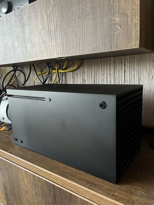 Xbox Series X 1TB Пълен комплект с джойстик и още
