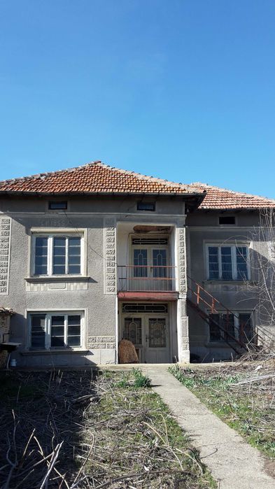 Продава двуетажна къща