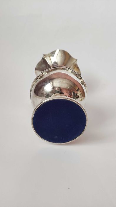 Масивна посребрена ваза с красива форма