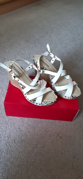 Продам новые босоножки