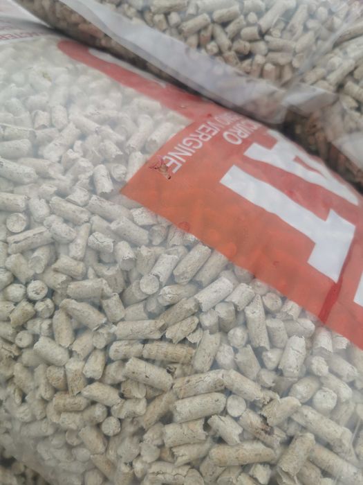 peleti de brad  CALITAT A  1870 lei /palet 1005 kg 67 saci