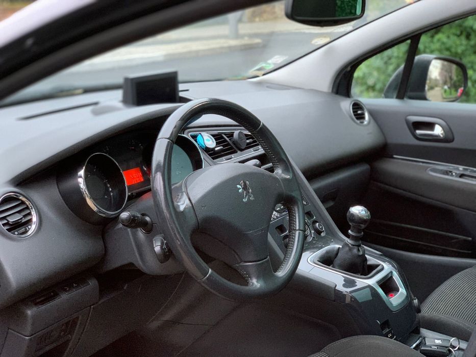 Vând peugeot 2010 manulal