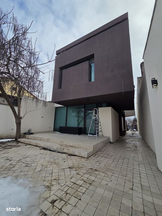 Vilă cu arhitectură futuristă și design avangardist la Cheie