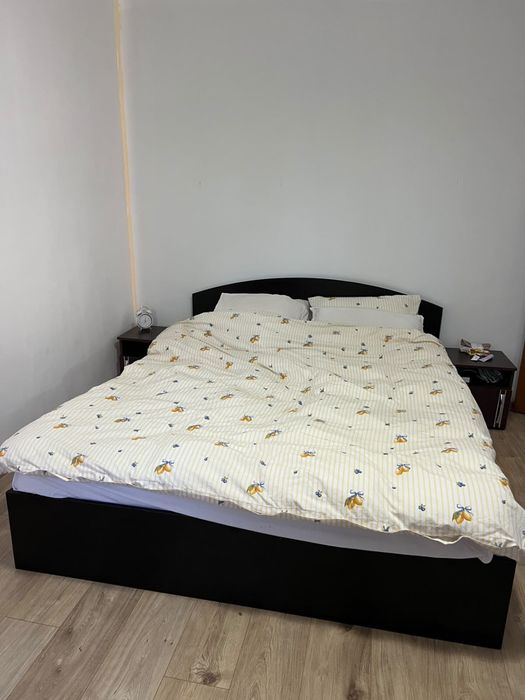 Pat matrimonial 160 × 200 cm cu ladă de depozitare, 2 noptiere și saltea