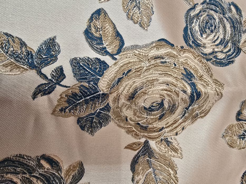 Продавам бутикова поличка