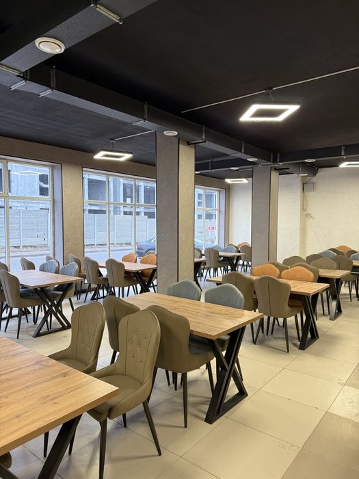 Стол и стулья для кафе