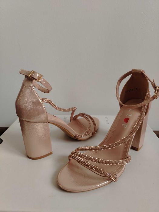 Елегантни дамски сандали